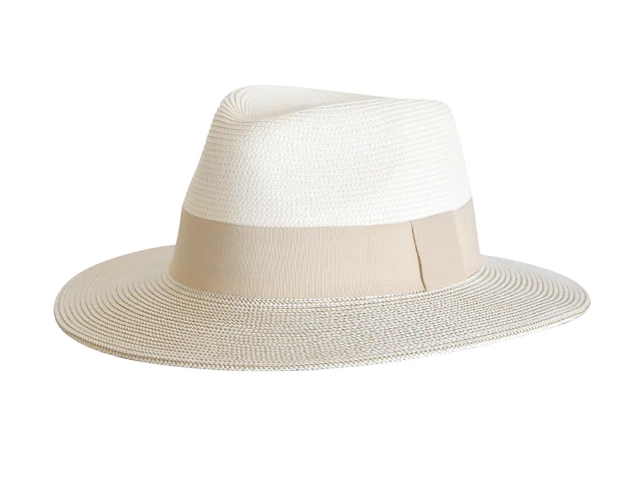 Chapeau fedora Naledi ivoire anti UV 50 léger et élégant pour l’été. Disponible dans votre chapellerie Caen Elle n’en Fée qu’à sa Tête.