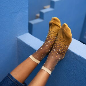 chaussettes-transparentes-ocre-femme chaussettes-nakameguro-ocre-detail chaussettes-elegantes-femme-italie